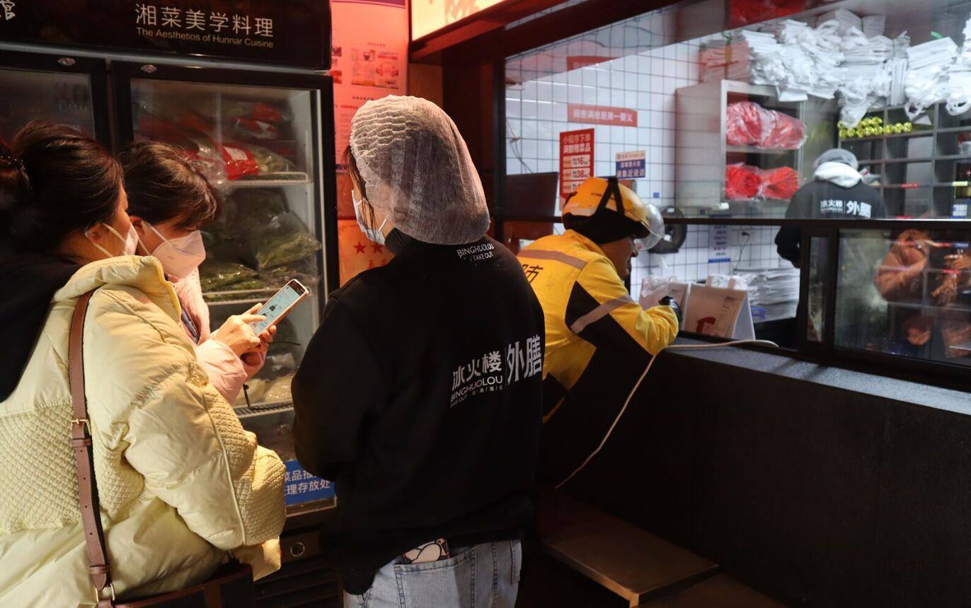 餐饮降价潮下，海底捞、太二酸菜鱼等竞相加码 外卖“卫星店”是个好生意吗？  第2张