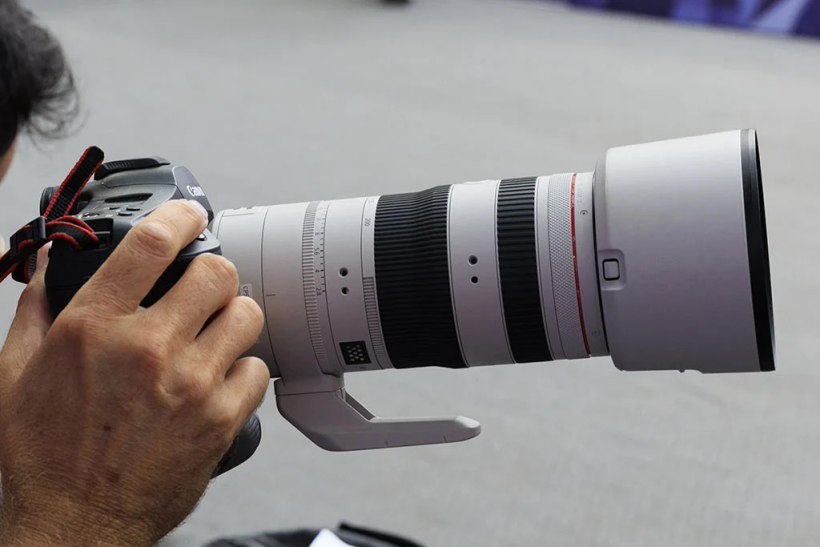 佳能白色 RF70-200mm F2.8 IS USM Z 电动变焦镜头曝光，预计年内发布