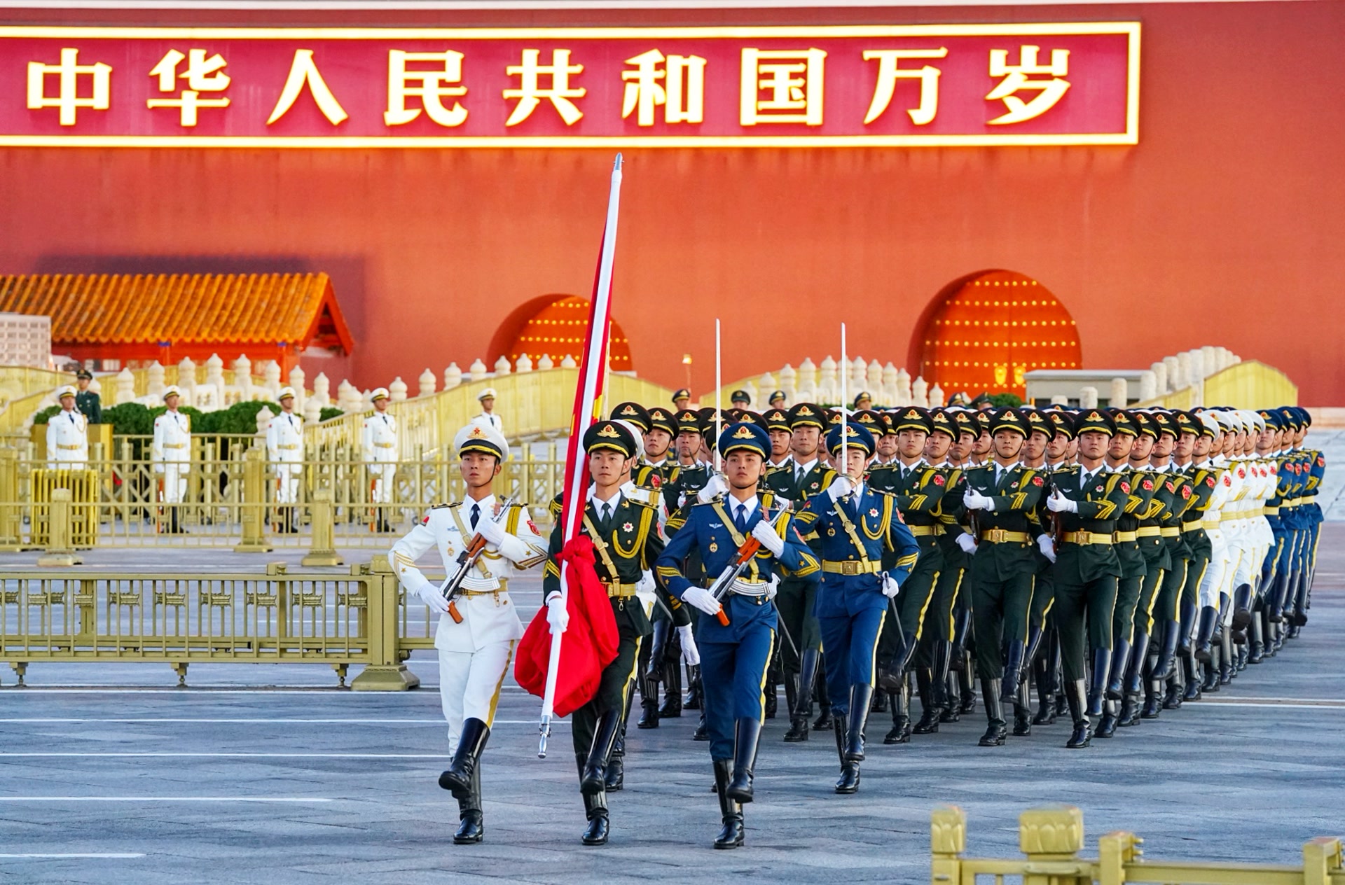 国庆首日各大景区立即开启人海模式：博物馆门票售罄，长线游爆火，阿坝州成黑马  第4张